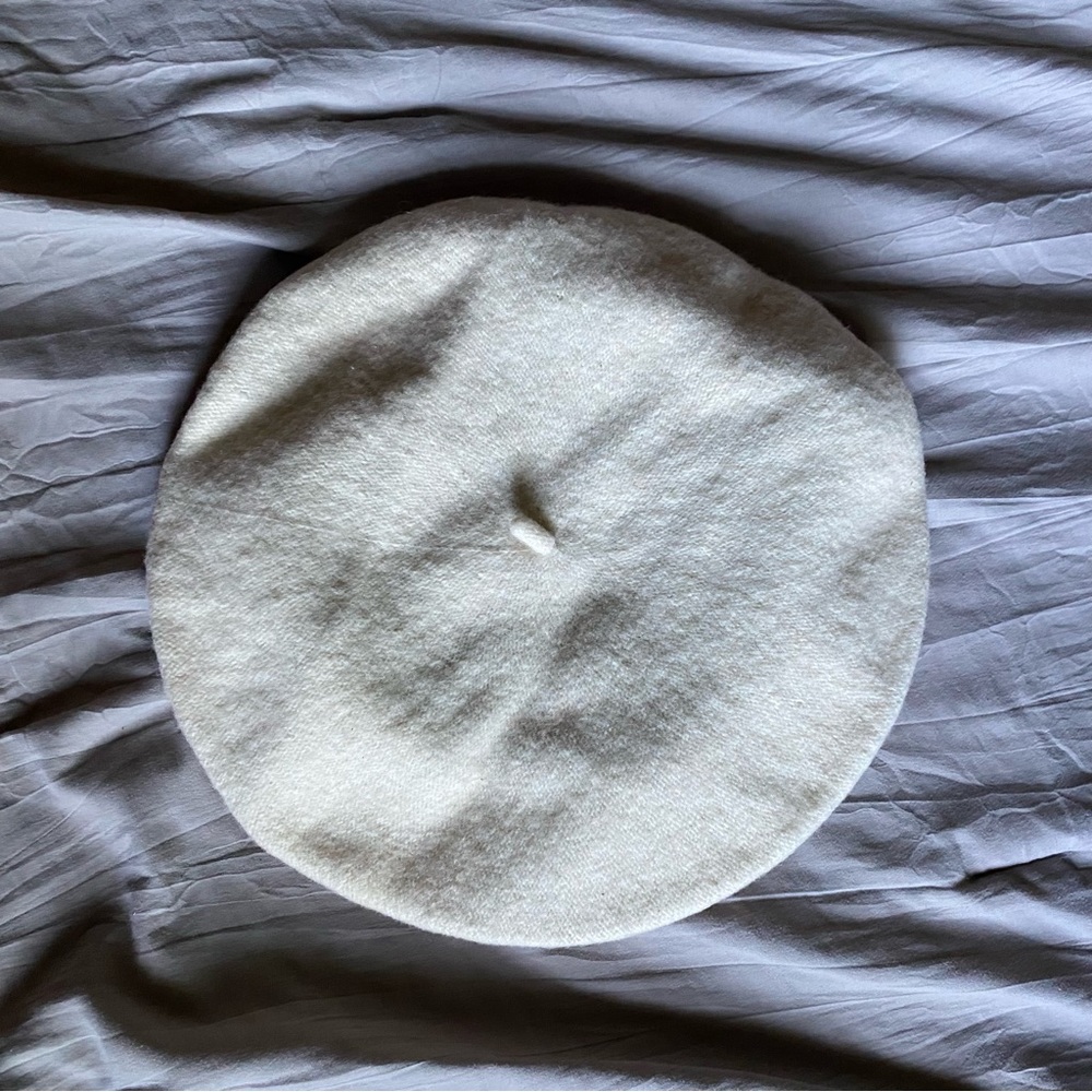 Vintage Wool off white/cream beret with cabillou